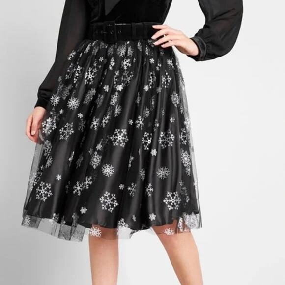 Unique Vintage Dresses & Skirts - Unique Vintage BlackTulle Skirt with Snowflakes Silver Print - Size Large 10/12